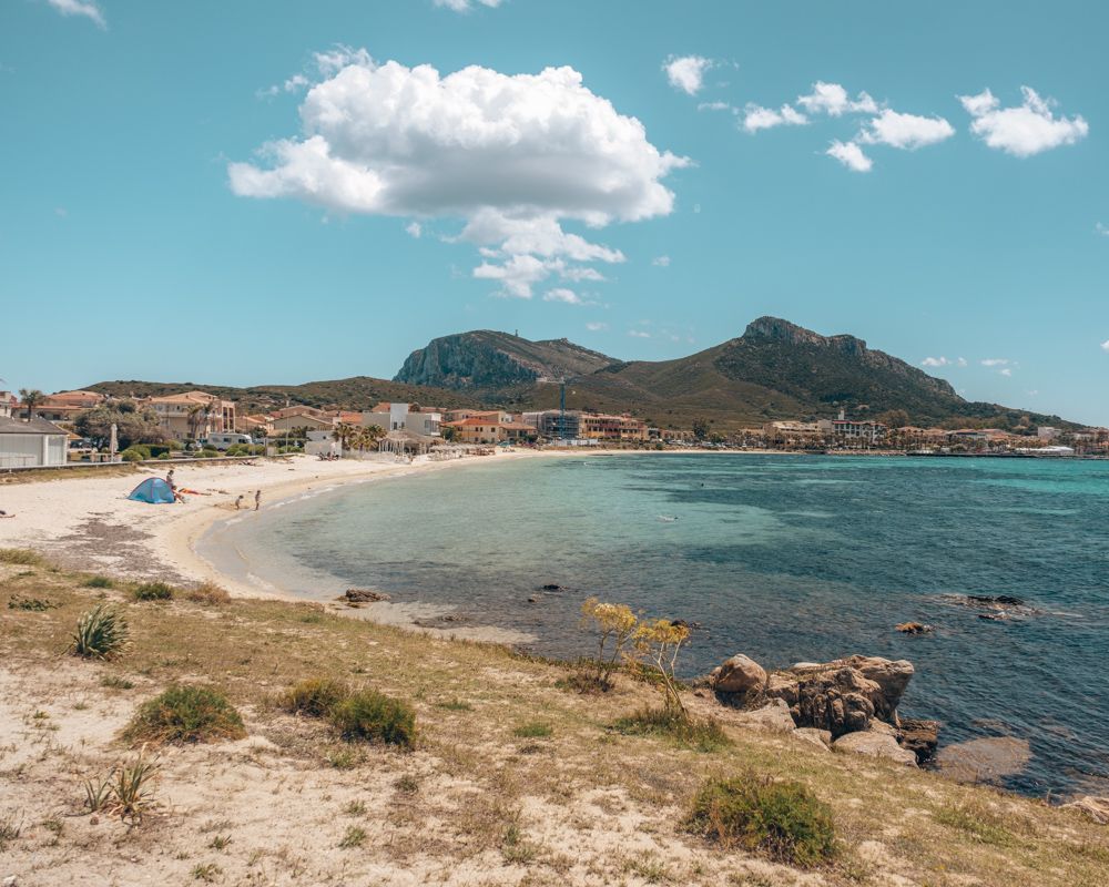 Plage en Sardaigne, facile d'accès lors de votre aventure en camping-car.