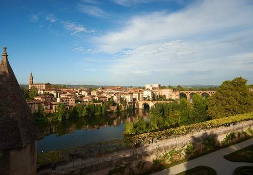 vues d'Albi avec ses deux ponts depuis les jardins du palais de la Berbie