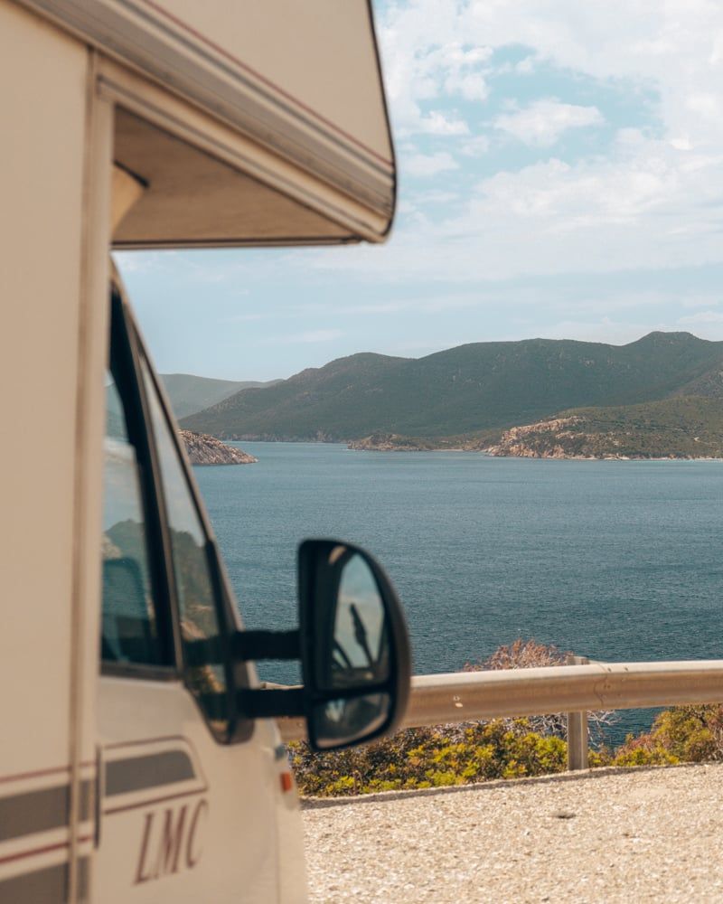Vues d'une aventure en camping-car en Sardaigne depuis la route.