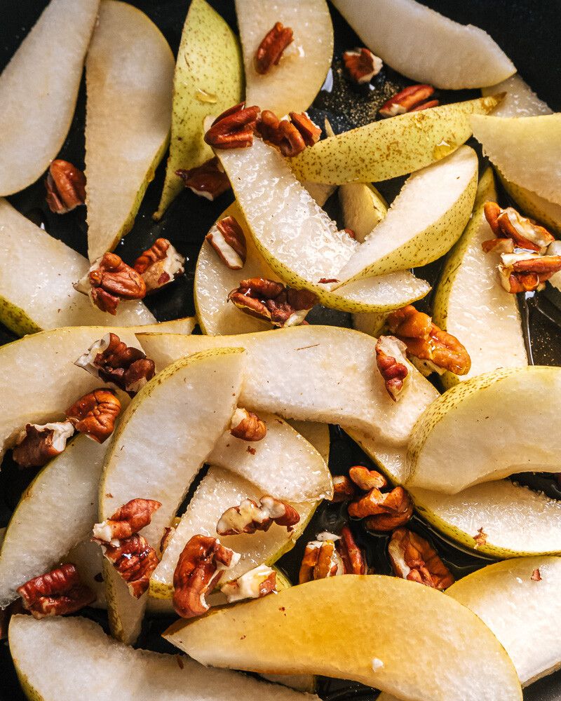 gekaramelliseerde gekonfijte peren met pecannoten