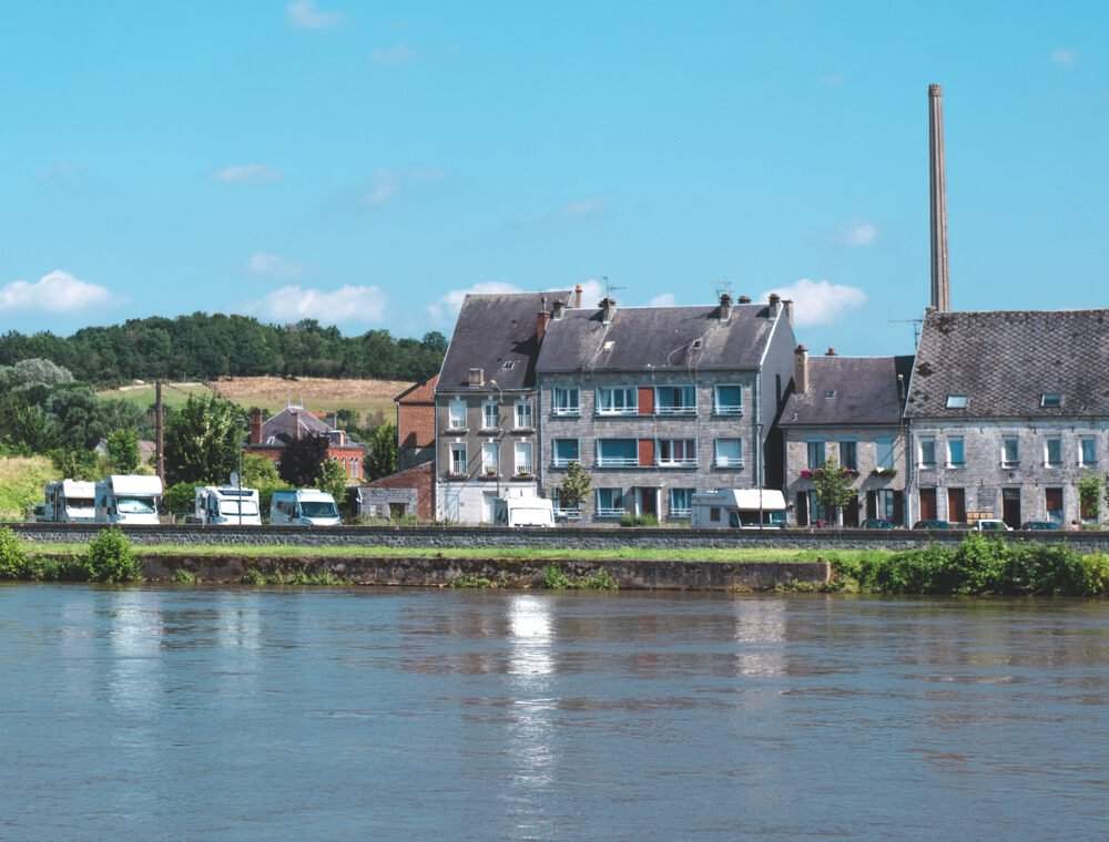 L'aire de camping-car de Givet vue depuis l'autre côté de la Meuse
