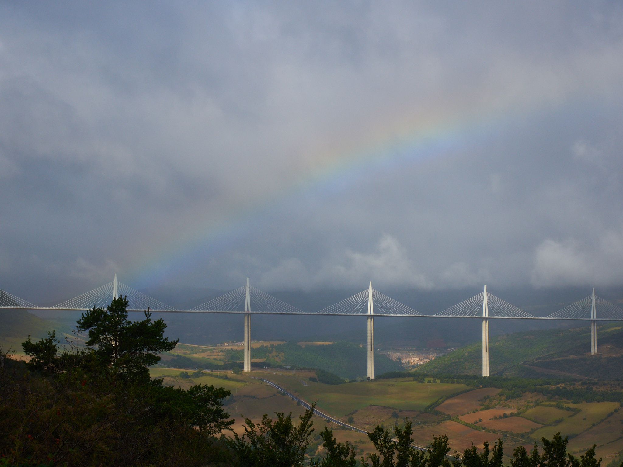 viaduc de Millau avec arc-en-ciel