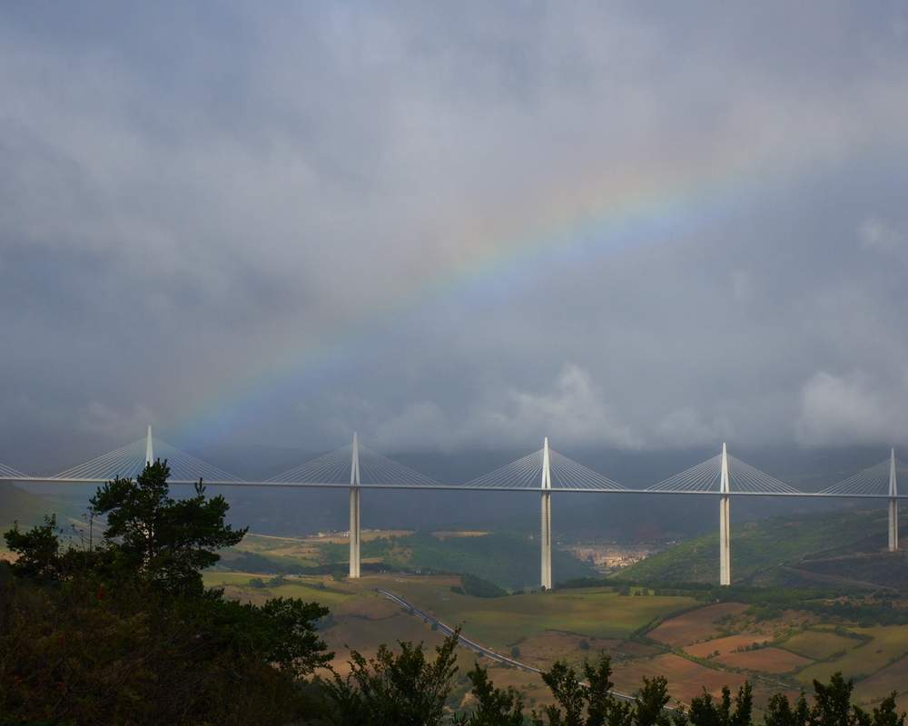viaduc de Millau avec arc-en-ciel