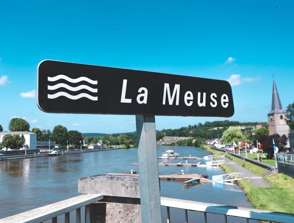 Panneau de "La Meuse" le long de l'aire de camping-car de Givet