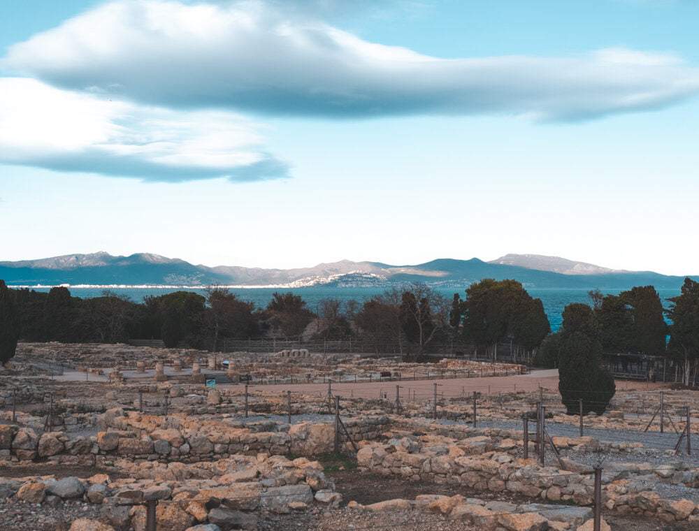Uitzicht op de bergen vanaf Ruïnes d’Empúries