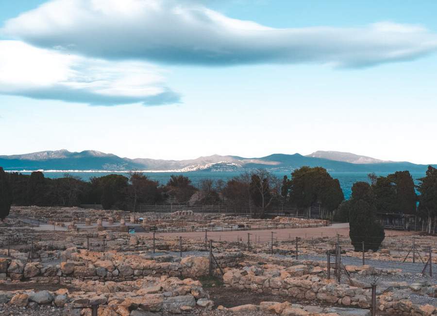 Vue sur les montagnes depuis les ruines d’Empúries