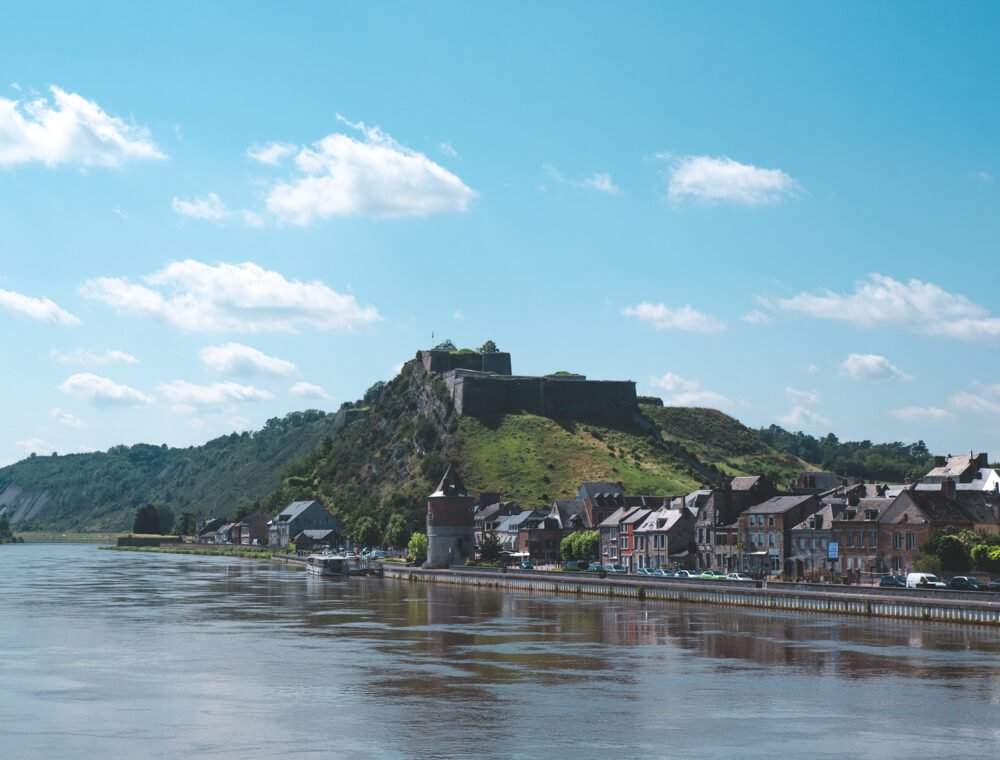 La forteresse de Givet au sommet de la colline
