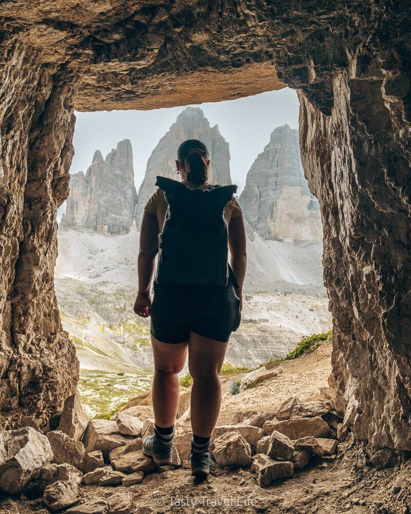 Regardez les Tre Cime depuis une grotte, avec moi debout devant.