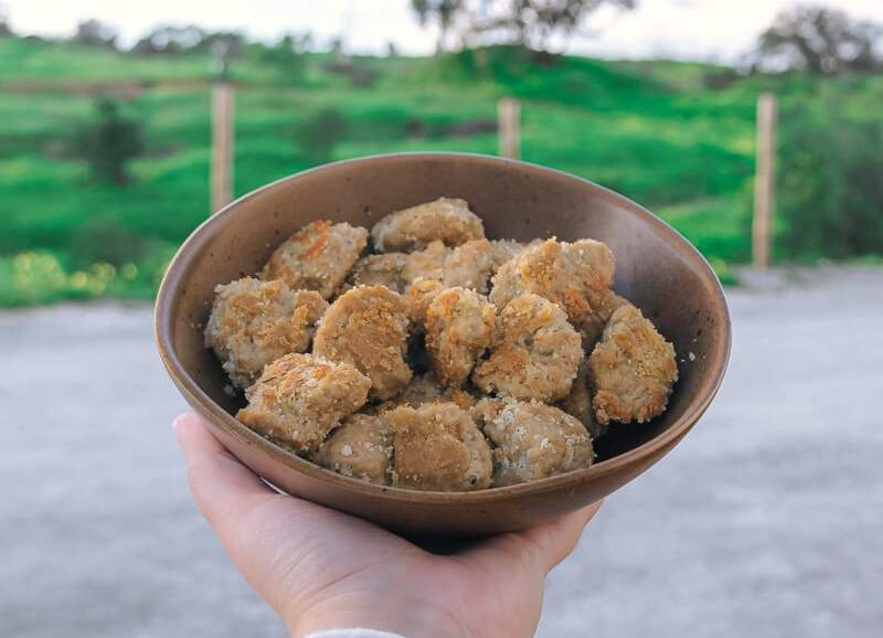 nuggets de poulet végétaliens dans un bol
