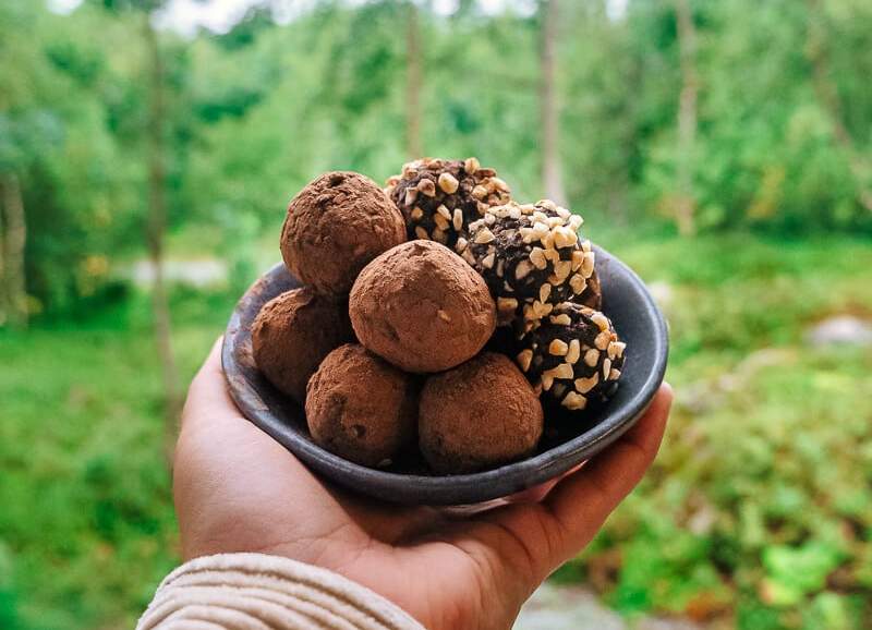 boules aux dattes, cacao et noisettes