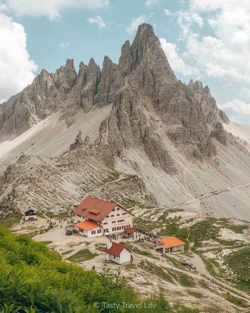 Refuge des Drei Zinnen dans les Dolomites, avec les montagnes en arrière-plan.