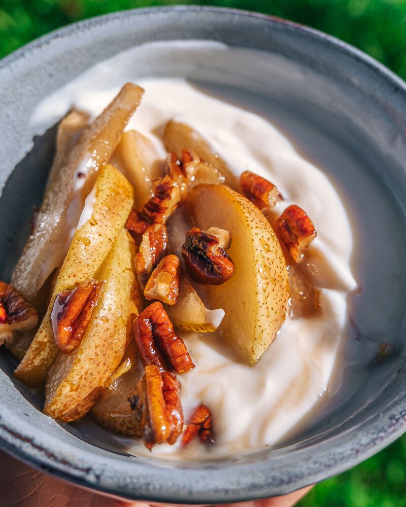 gekaramelliseerde gekonfijte peren met pecannoten