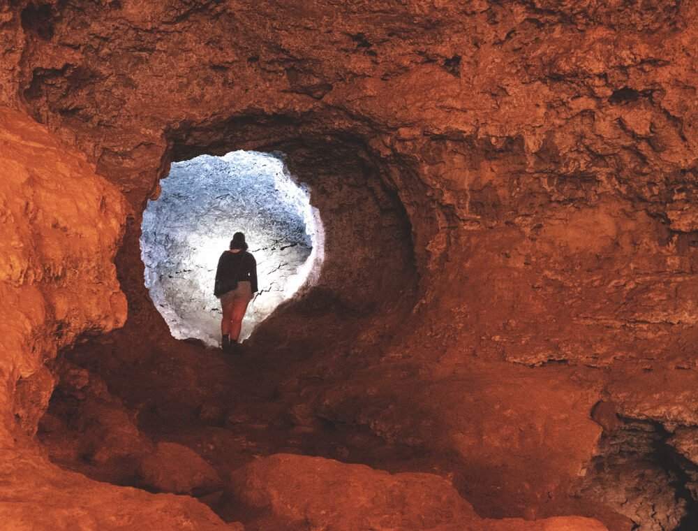 Grotte sur le sentier