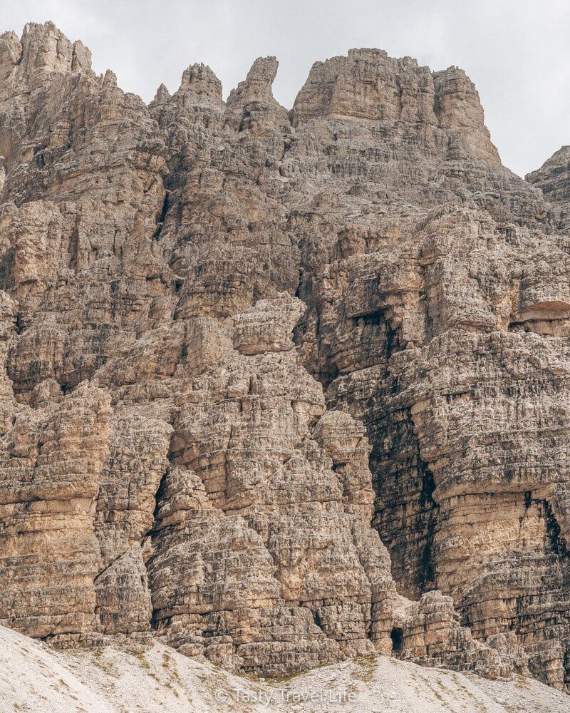 Rochers de montagne en gros plan. Structure en couches visible.