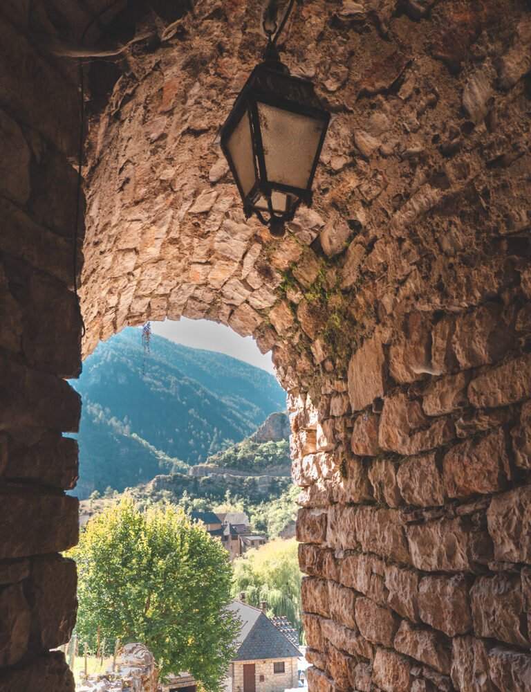 Gate with views