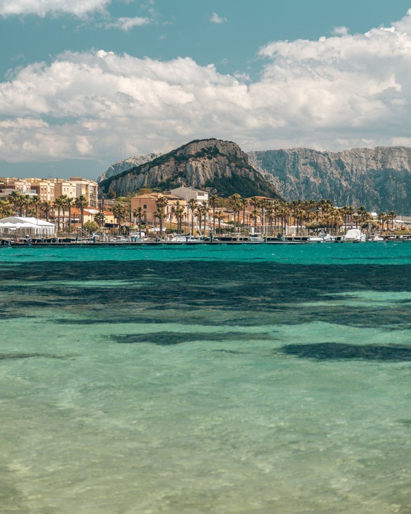 eau cristalline en Sardaigne. Destination parfaite pour votre aventure en camping-car.