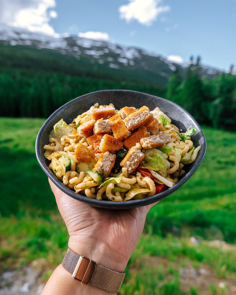 salade de pâtes au pesto avec vue sur la montagne