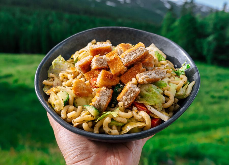 pasta pesto salade met uitzicht op de bergen
