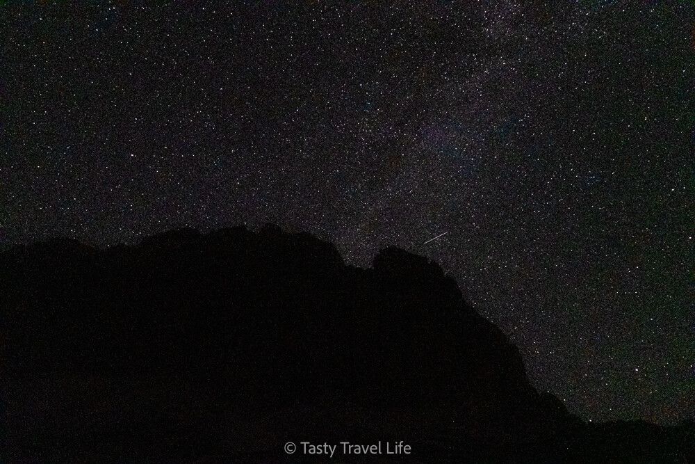 Ciel sombre avec des étoiles et la montagne au parking de nuit du Rifugio Auronzo