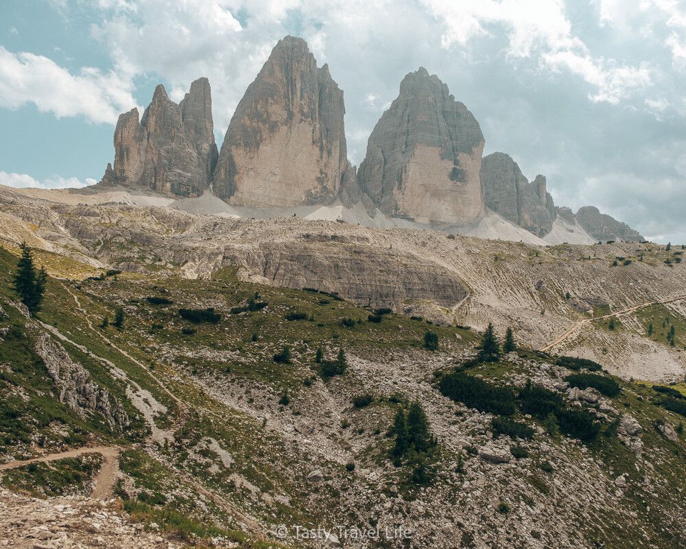 Drei Zinnen, Tre Cime, vue avec un sentier de randonnée à gauche et à droite.
