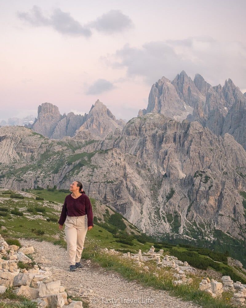 Promenade au coucher du soleil au Rifugio Auronzo. Sommets montagneux aux teintes rosées en arrière-plan