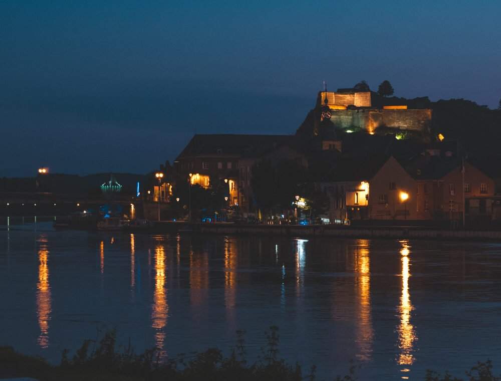 La ville de Givet et sa forteresse en soirée depuis l'aire de camping-car