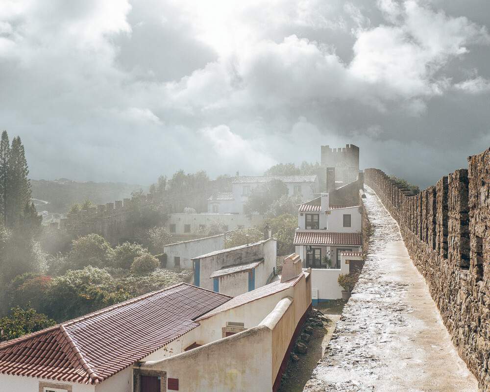 promenade sur les remparts, fumée de châtaignes grillées