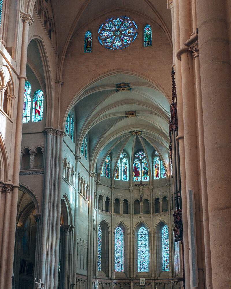 À l'intérieur de la cathédrale de Lyon