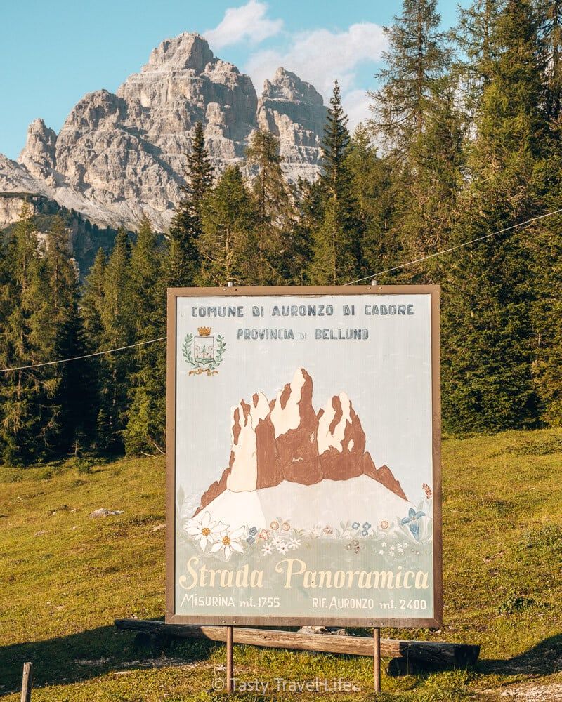 Panneau de la route panoramique à péage vers les Tre Cime dans les Dolomites.