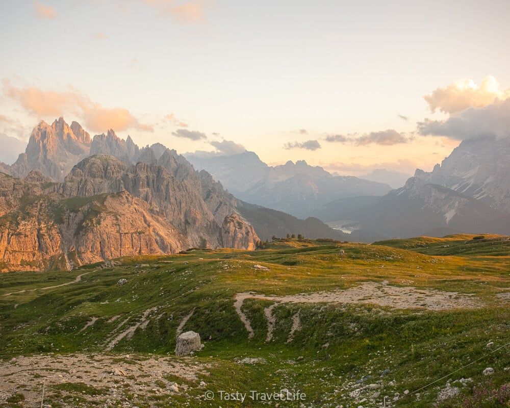 Vue des sommets avec les couleurs du coucher de soleil