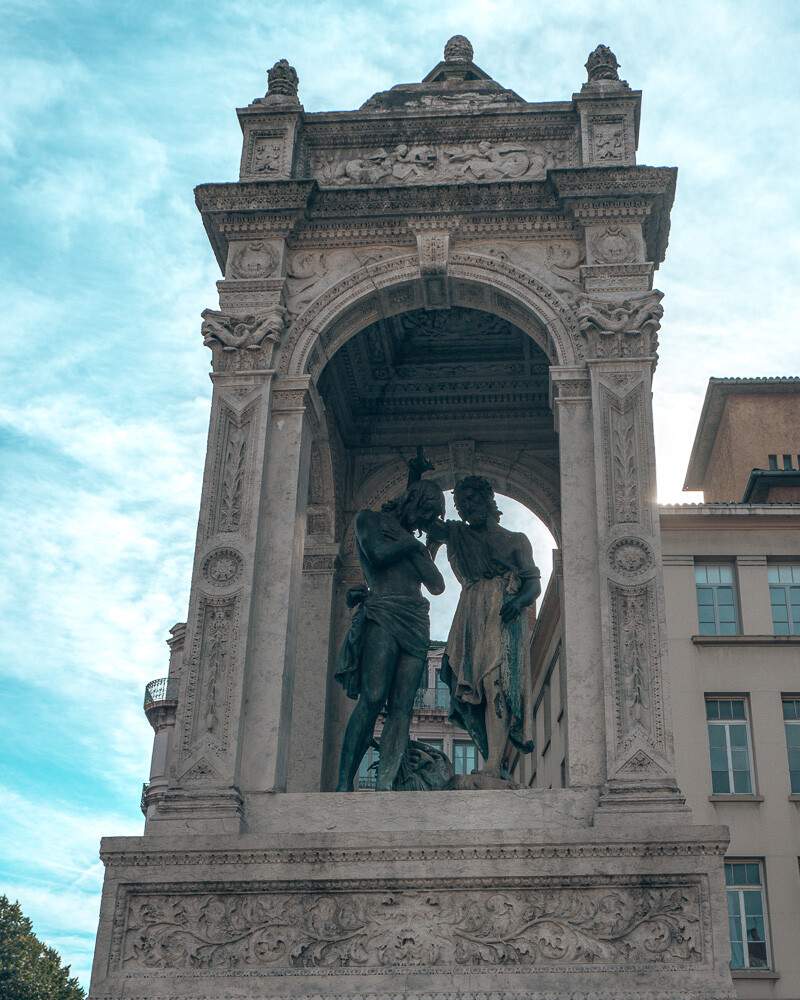 sculpture près de la cathédrale
