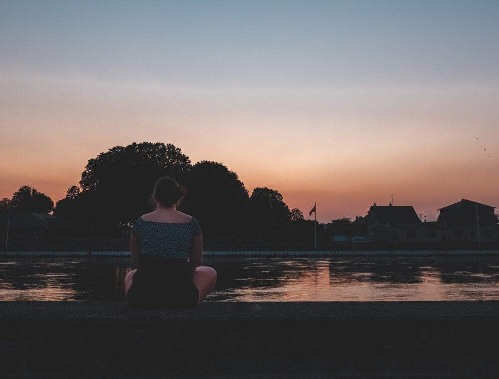 Un coucher de soleil depuis l'aire de camping-car de Givet avec la Meuse et la ville au loin