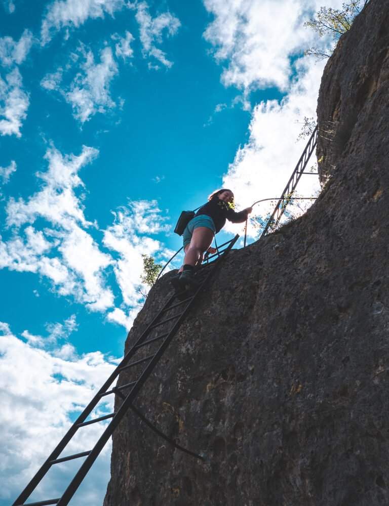 Escaliers pour gravir le Rocher du Capluc