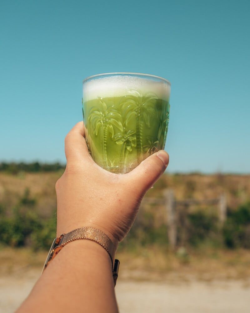 zelfgemaakte ijs-matcha latte in glas met palmbomen