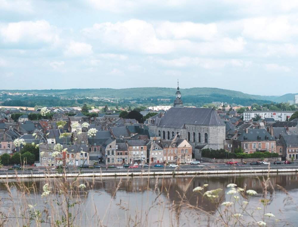 Une vue sur la ville de Givet depuis la forteresse