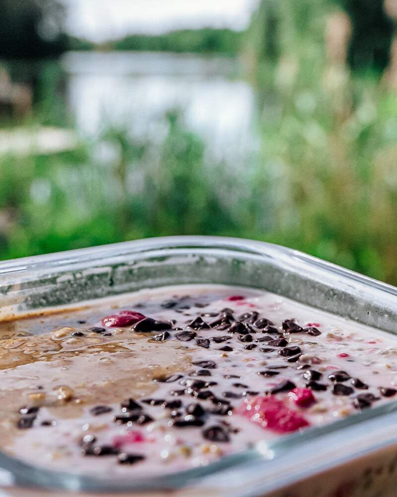 Gros plan sur le porridge aux baies