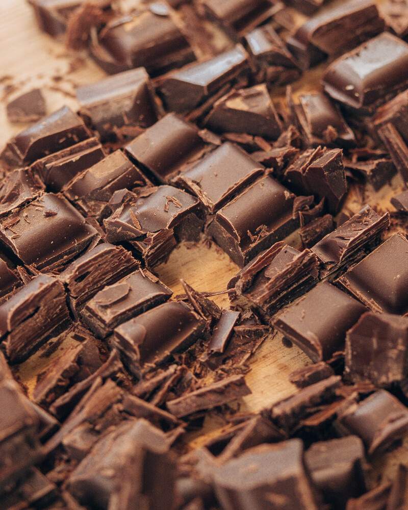 Gehakte chocoladereep op een snijplank