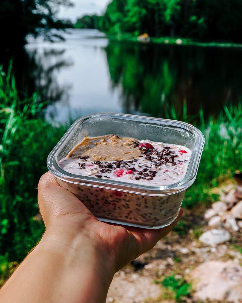 Porridge aux baies préparé la veille avec vue sur le lac
