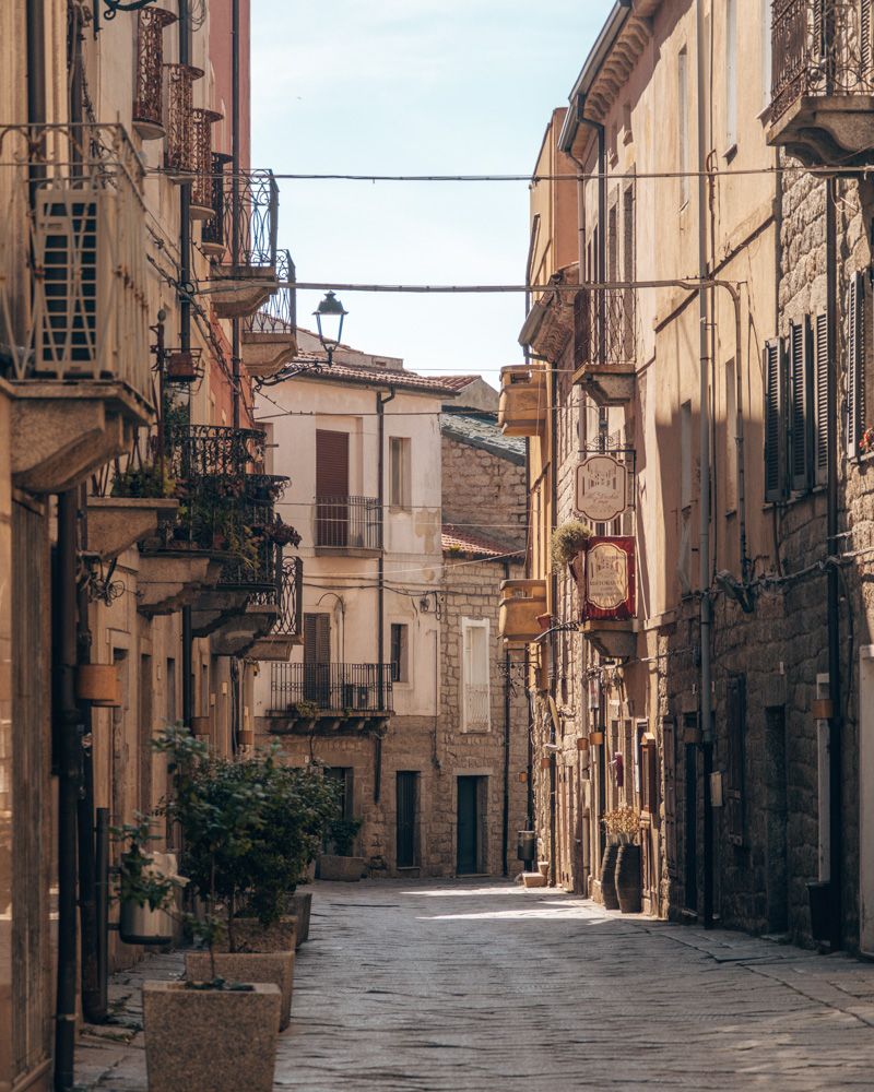 Rue d'une jolie ville en Sardaigne.