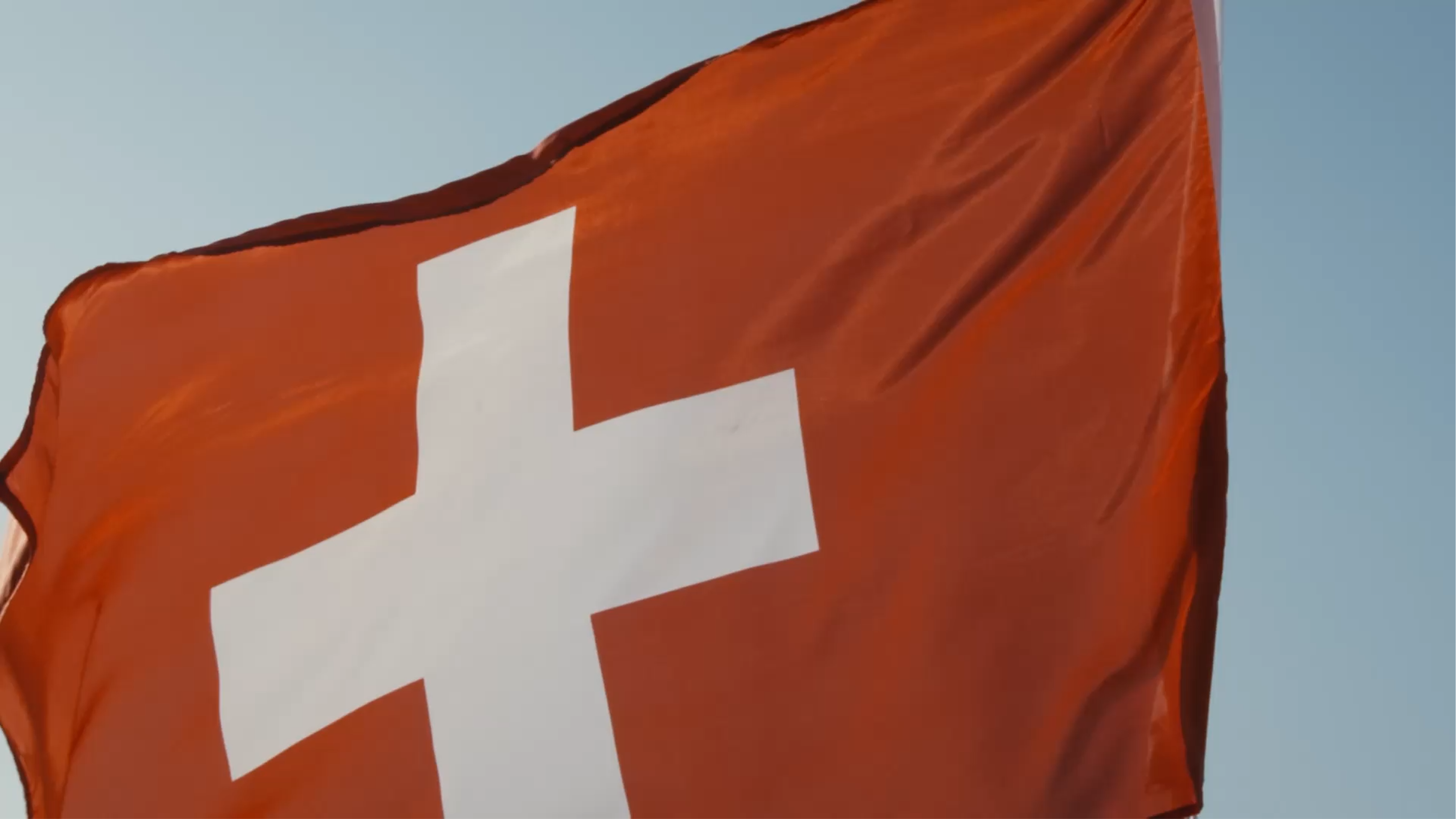 Bilder von Schweizer Landschaft, Solarenergie, Gebäude, Windräder führen zu Bildern von Mitarbeitenden und Menschen in Alltagssituationen hinzu konkreten Bildern der BKW wie Skifahrer Sponsoring, Stromkästen oder BKW Transportern.