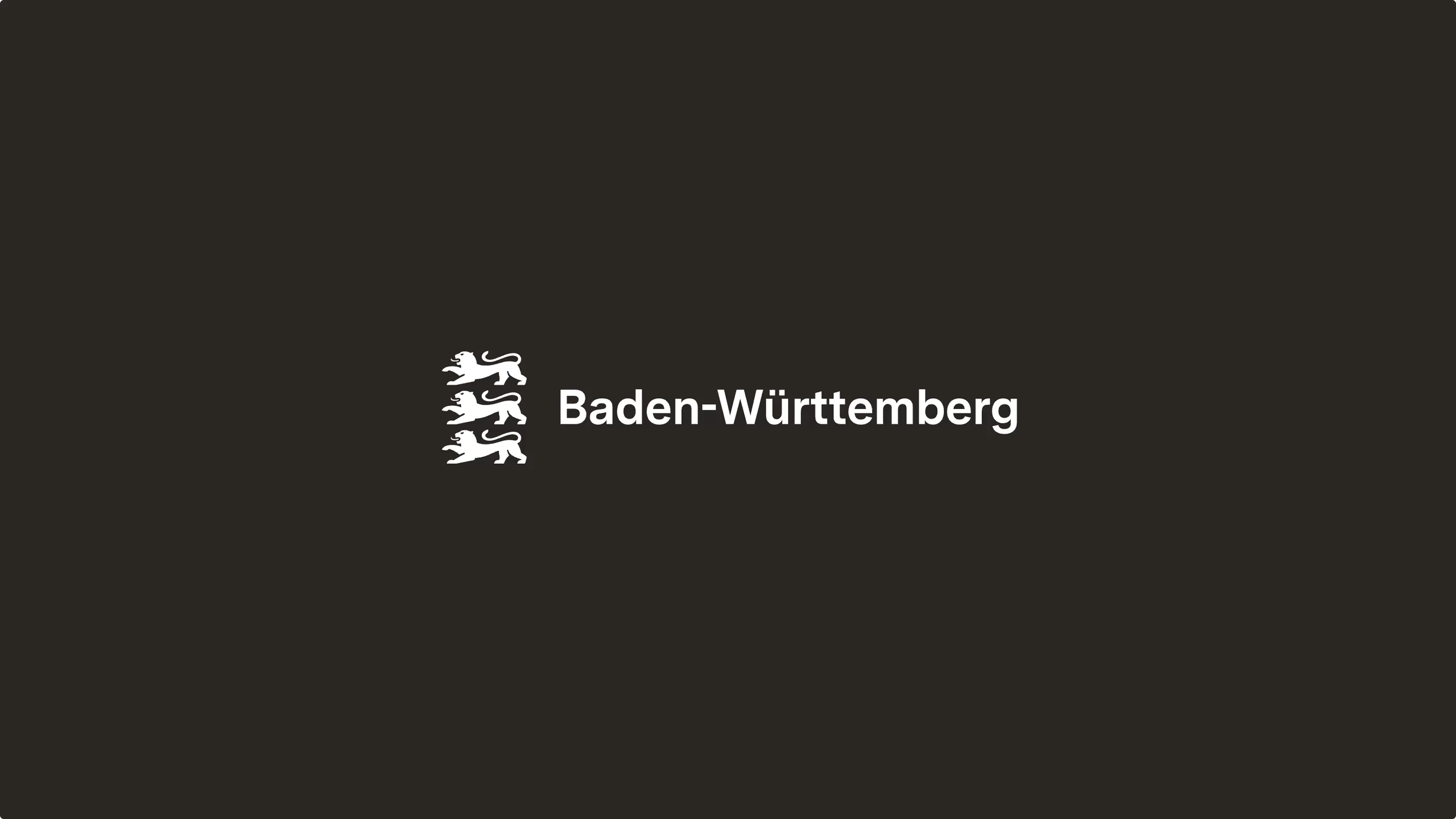 Logovarianten für Ministerien mit boldem Text, für Nachgelagerten Bereich mit Regular Schriftschnitt, sowie Logozusätzen die neben einem Längsstrich rechts neben dem Logo gestellt werden können
