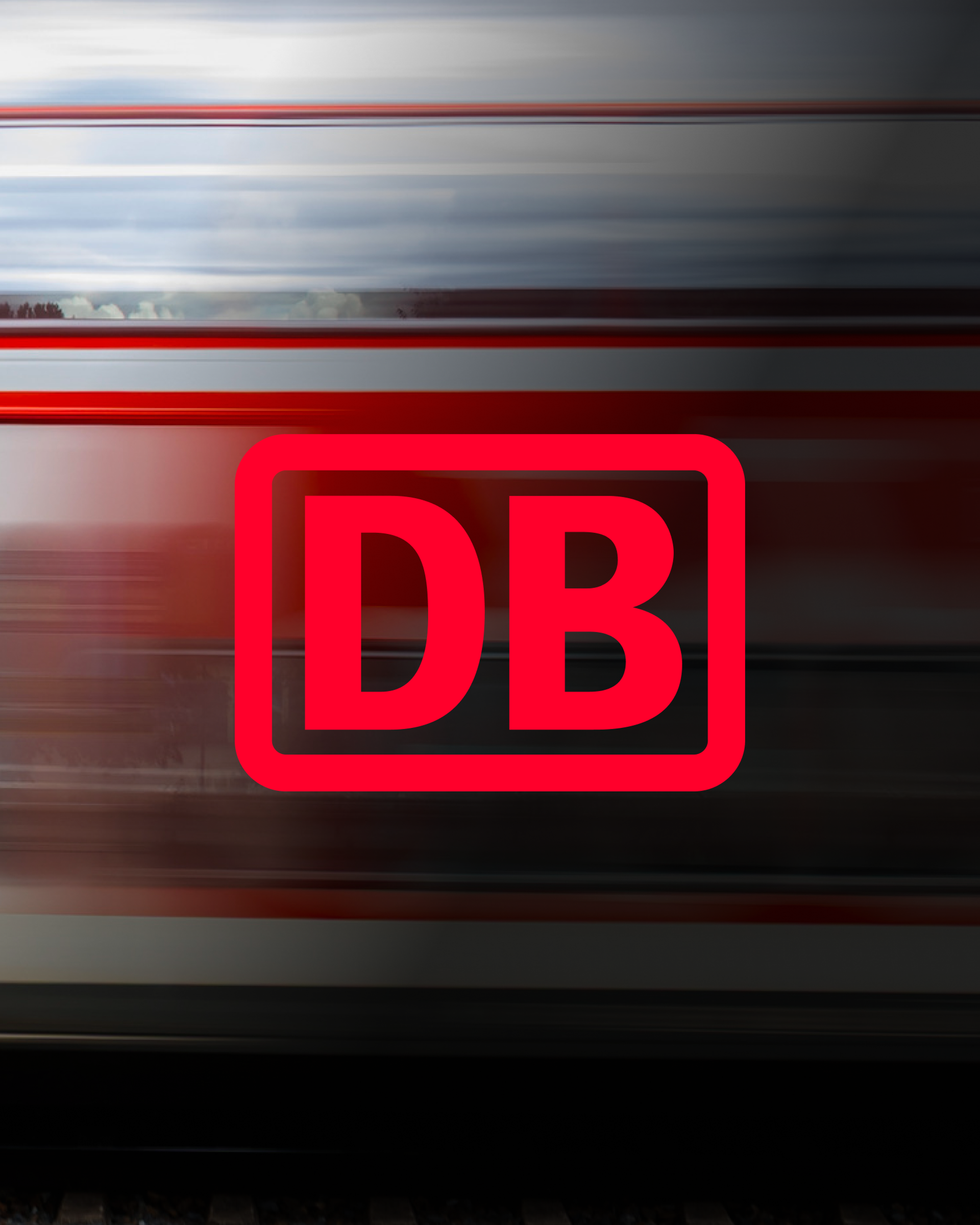 DB Logo vor vorbeifahrendem Zug