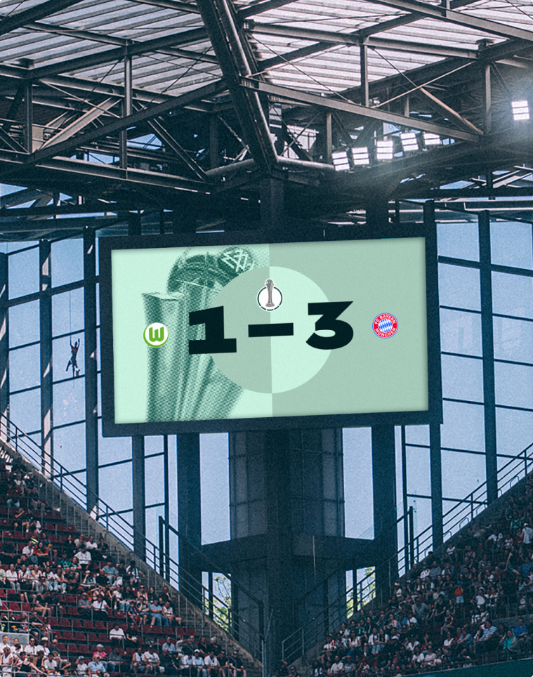 Stadion-Anzeigetafel zeigt den Spielstand 1-3 zwischen VfL Wolfsburg und FC Bayern München mit Pokal-Logo.