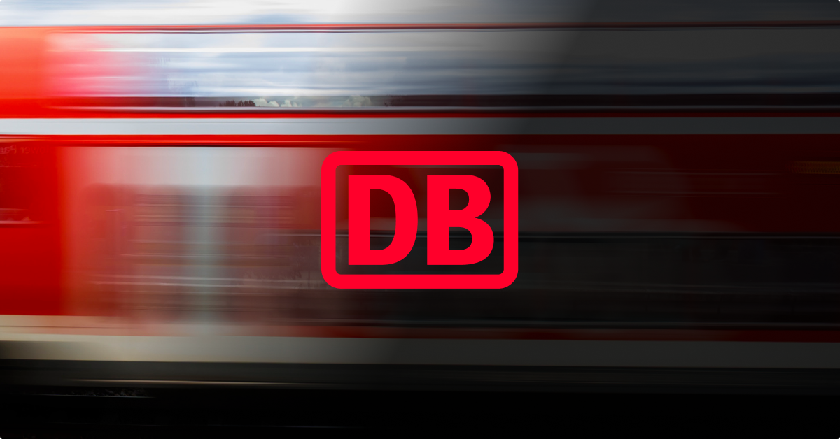 DB Logo vor vorbeifahrendem Zug