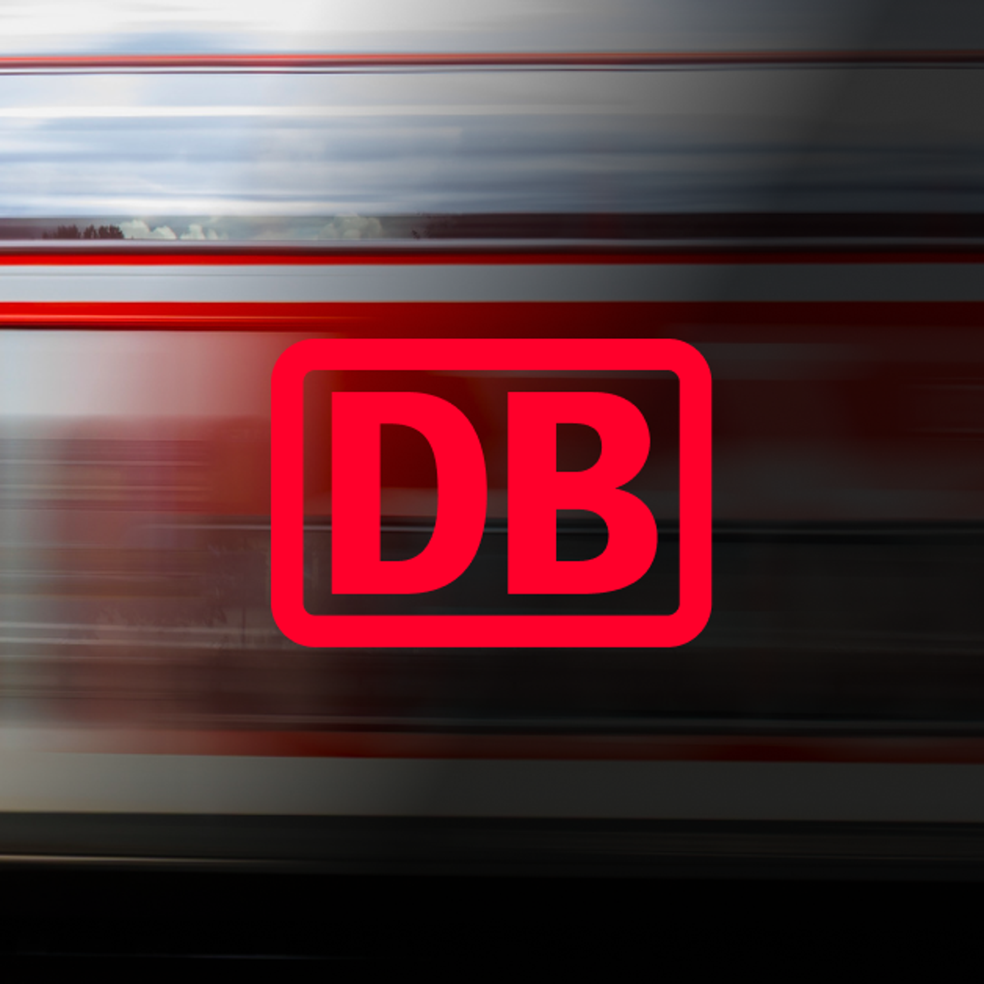 DB Logo vor vorbeifahrendem Zug