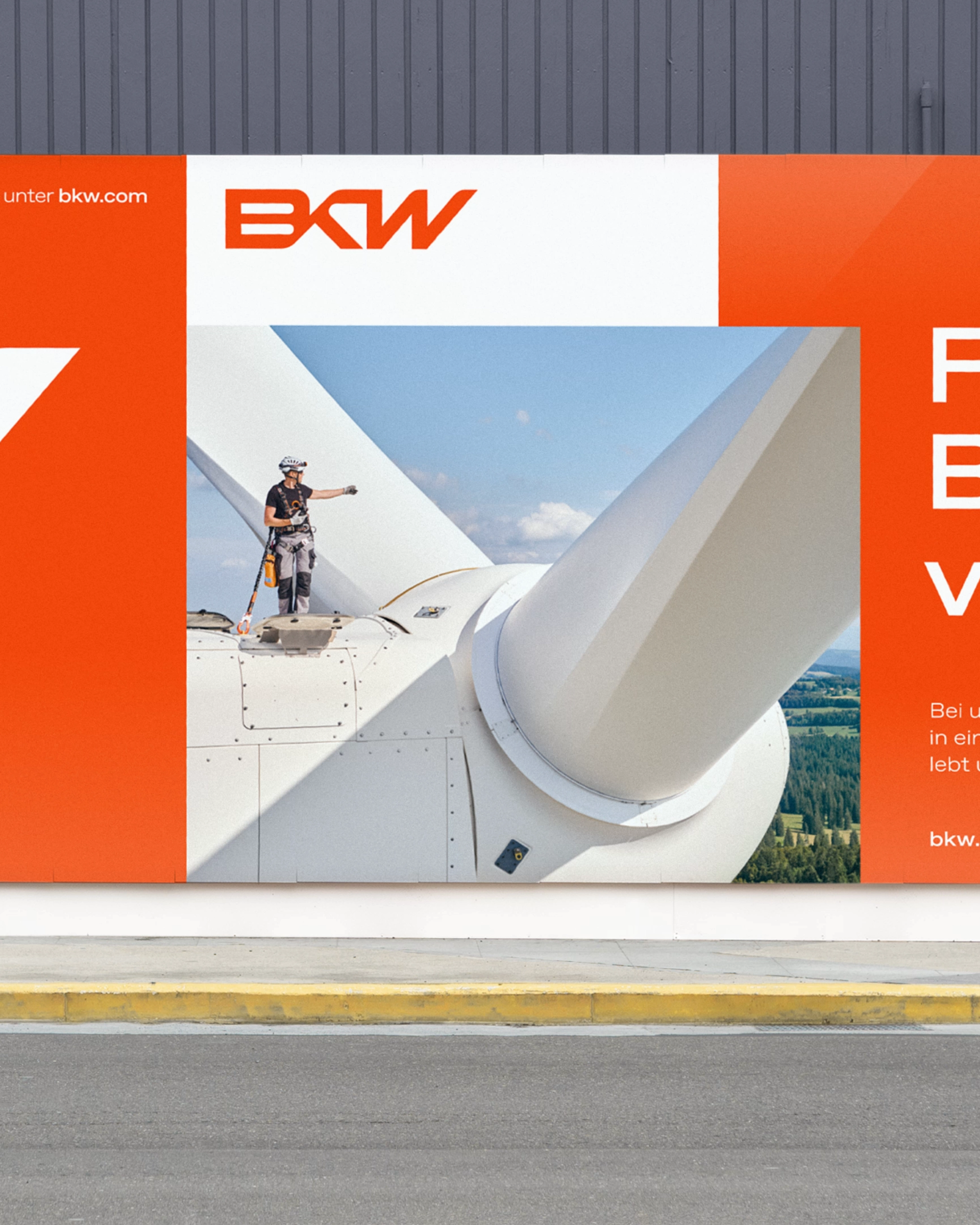 BKW billboard on a building wall with the slogan "Für den Blick nach vorn."