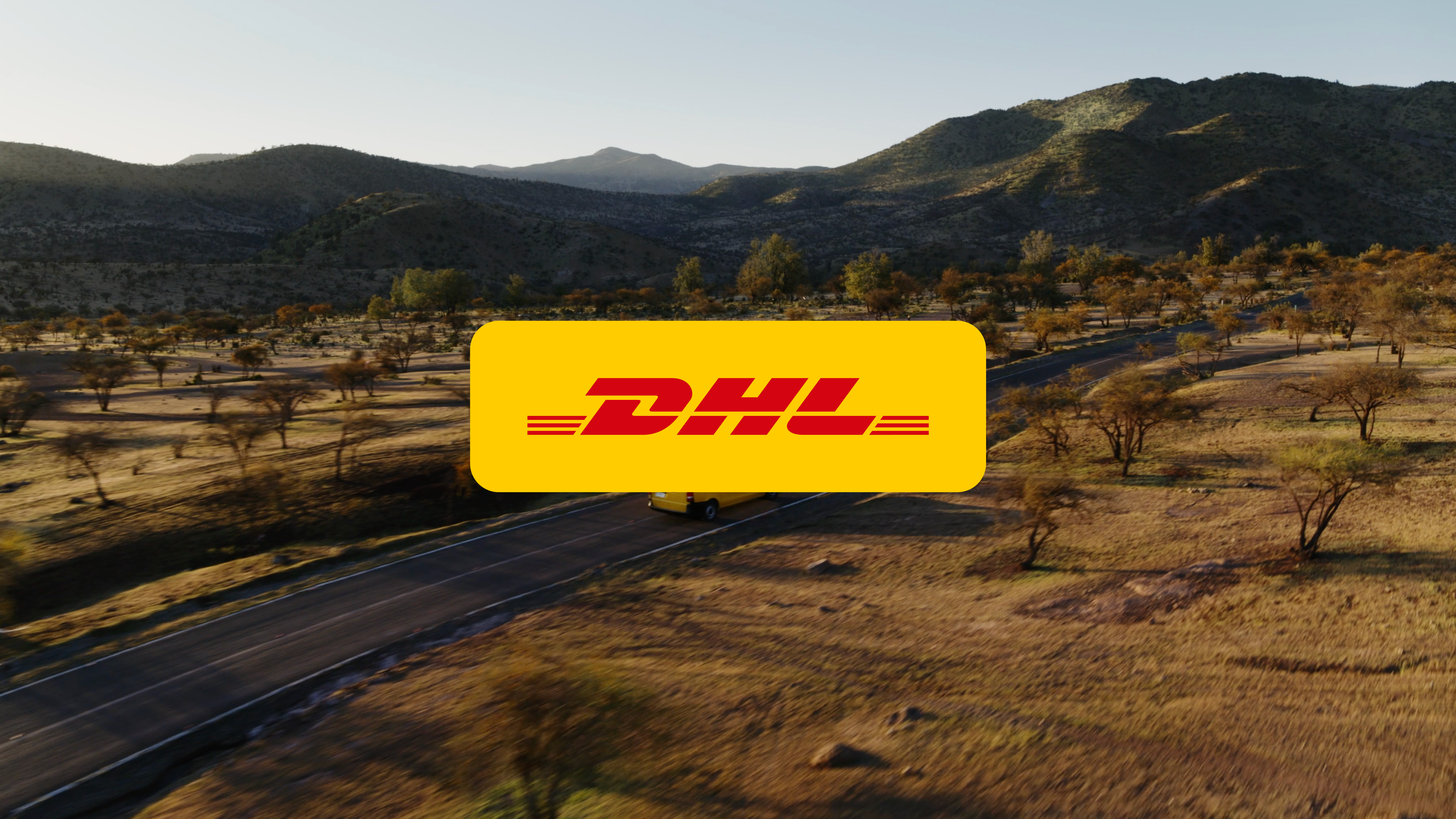 DHL Case Intro: Schnelle Videoszenen zeigen Paketübergaben im urbanen Alltag sowie einen gelben DHL Lieferwagen auf einer Küstenstraße, begleitet von einem zentralen DHL Logo.