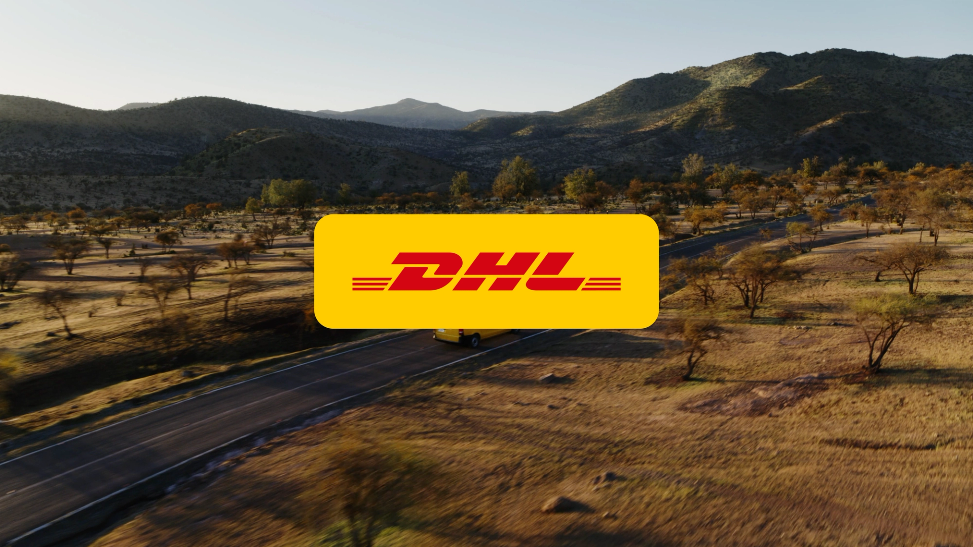 DHL Case Intro: Schnelle Videoszenen zeigen Paketübergaben im urbanen Alltag sowie einen gelben DHL Lieferwagen auf einer Küstenstraße, begleitet von einem zentralen DHL Logo.