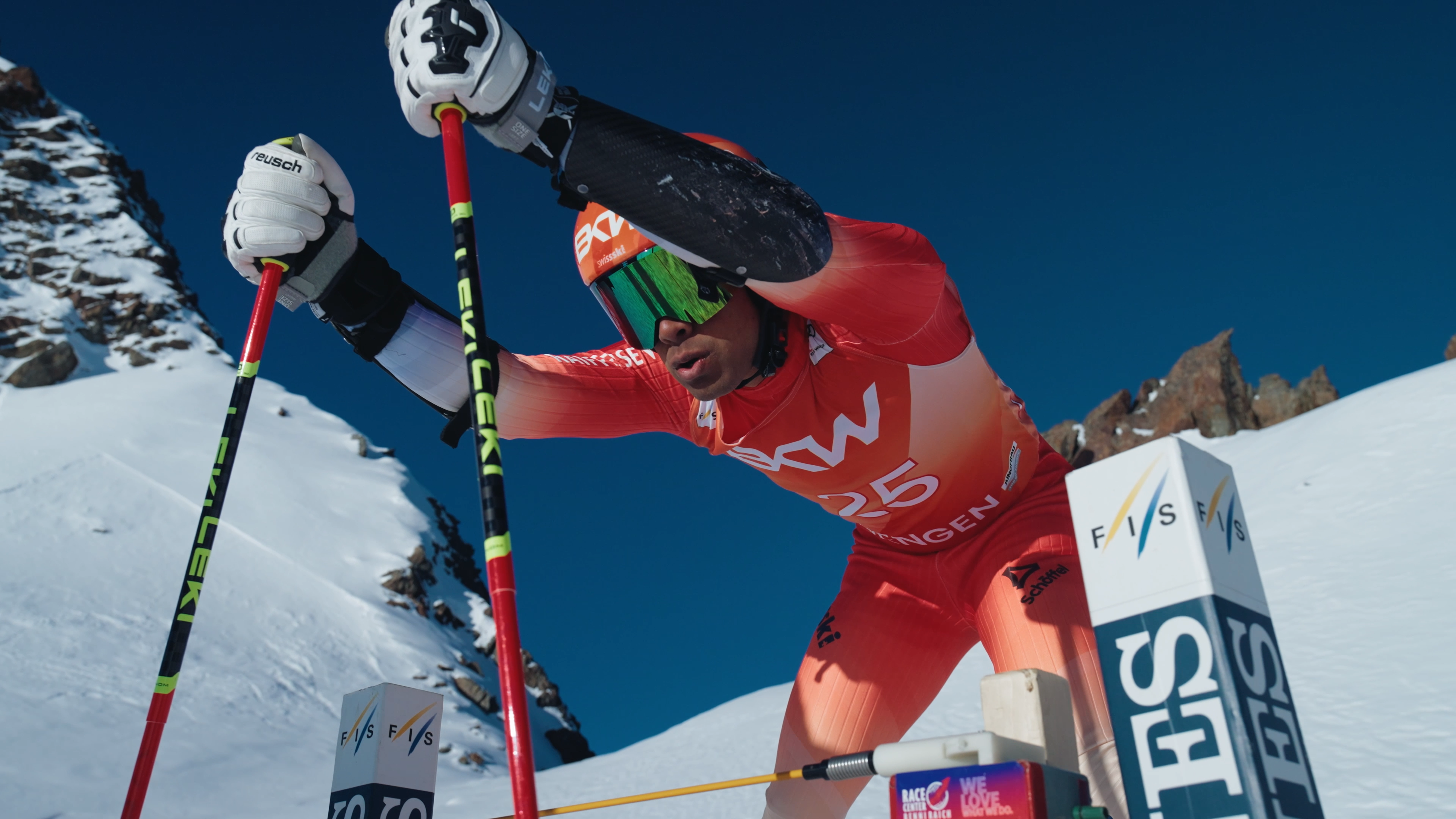 Profi Slalom Skifahrer trägt Trikot im BKW Branding