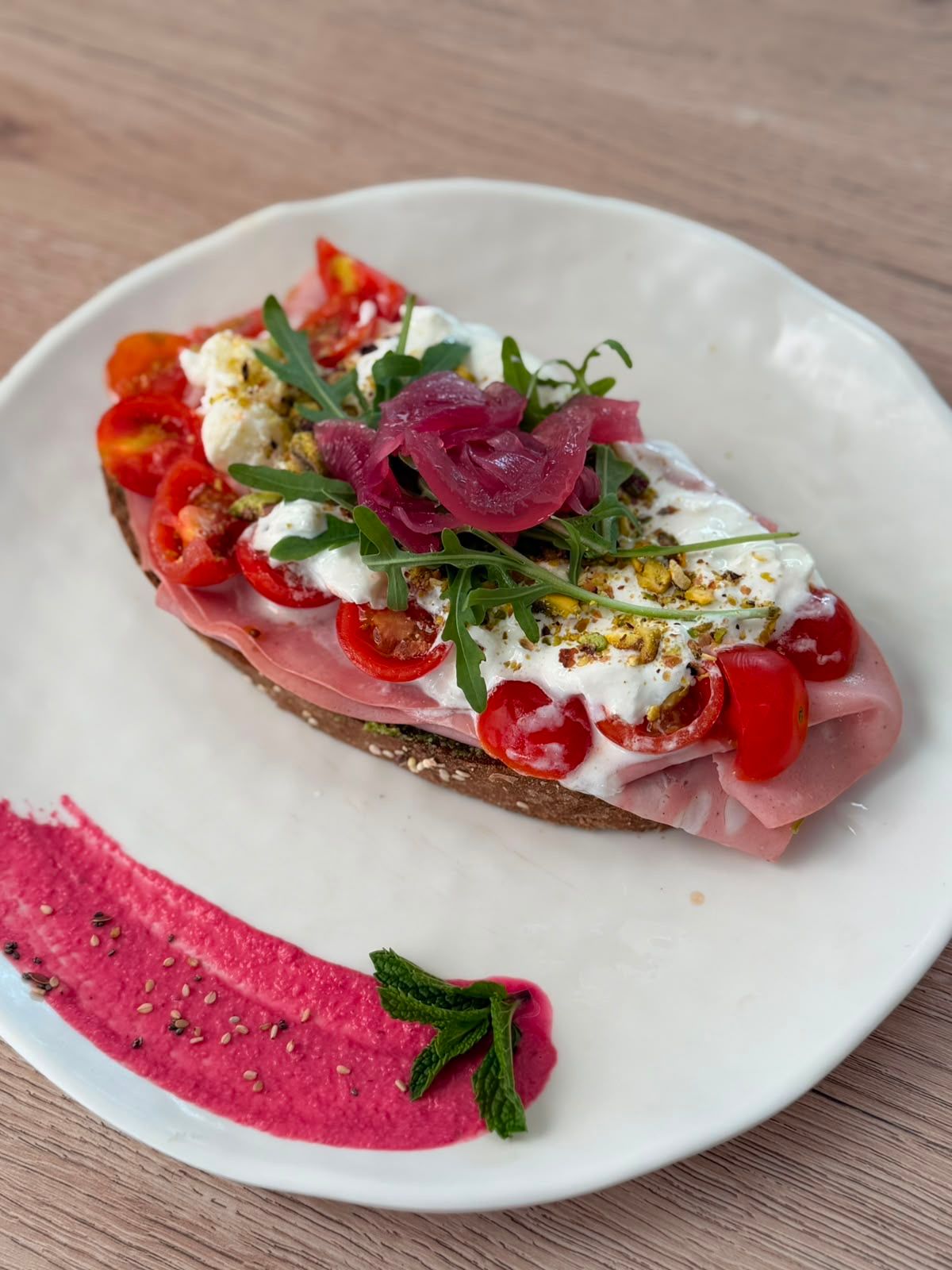 Tosta de pesto y mortadela